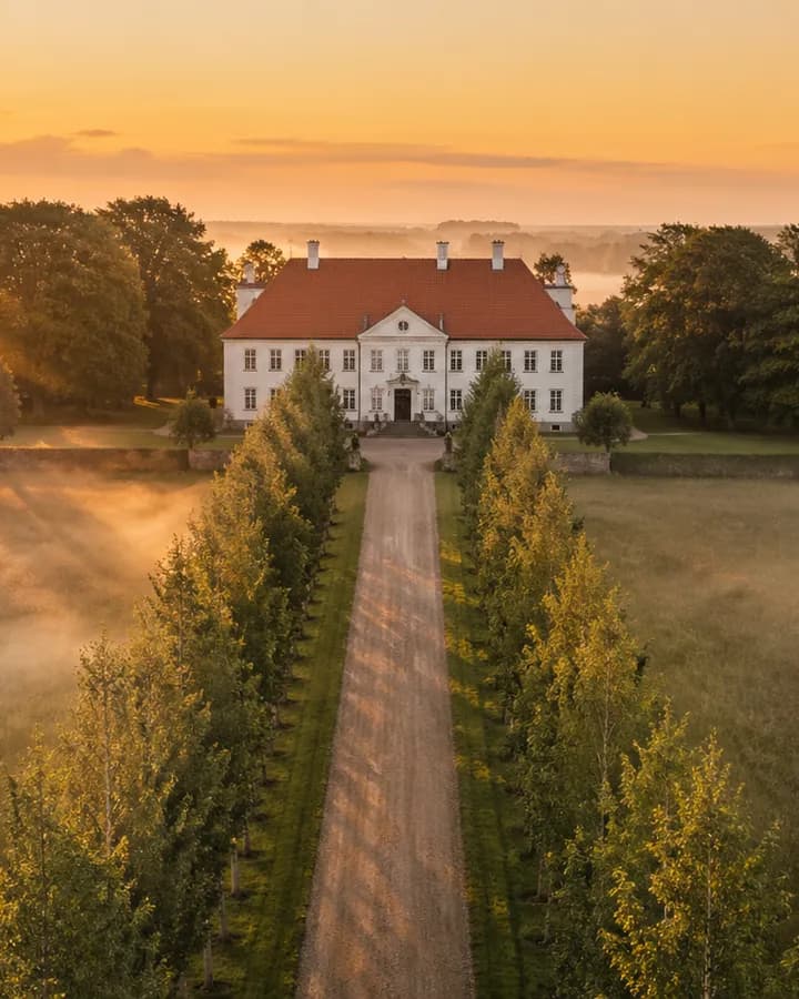 En festsal dækket op til middag